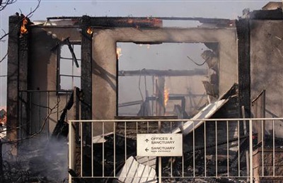 Bão lửa vẫn hoành hành California, nửa triệu người phải sơ tán - 11