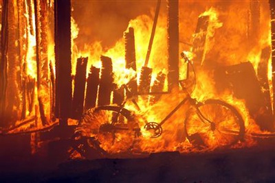 Bão lửa vẫn hoành hành California, nửa triệu người phải sơ tán - 4