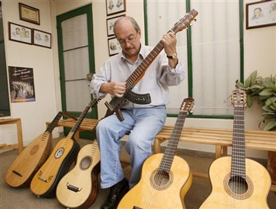 Chùm ảnh: "Biến" súng thành cây đàn ghi-ta - 11