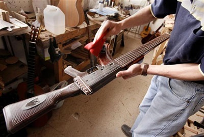 Chùm ảnh: "Biến" súng thành cây đàn ghi-ta - 8