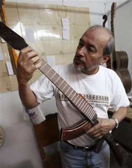 Chùm ảnh: "Biến" súng thành cây đàn ghi-ta - 9