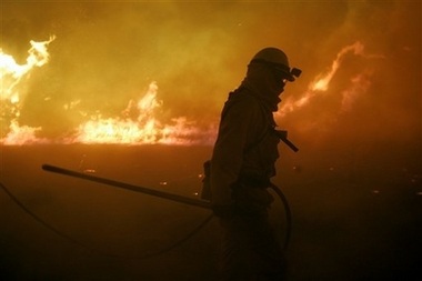 Mỹ: Lửa cháy lan rộng, đe doạ nhiều sao Hollywood  - 3