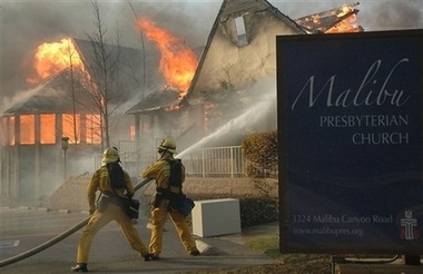 Mỹ: Lửa cháy lan rộng, đe doạ nhiều sao Hollywood - 7 Mỹ: Lửa cháy lan rộng, đe doạ nhiều sao Hollywood - 7