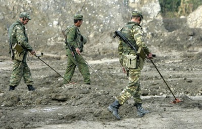 Chùm ảnh: Lính Nga rầm rộ rút khỏi vùng đệm Gruzia - 6