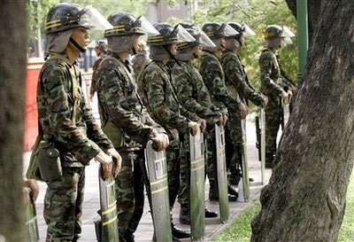 Thái Lan triển khai quân đội trên đường phố Bangkok - 1