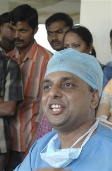 Ca phẫu thuật "thần tốc" cho bé gái 4 chân, 4 tay (kèm video) - 3 Ca phẫu thuật "thần tốc" cho bé gái 4 chân, 4 tay (kèm video) - 3