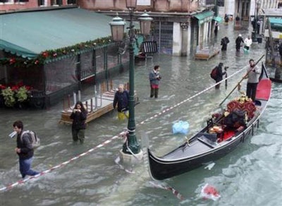 Chùm ảnh: Lụt lớn nhất ở Venice trong vòng hơn 20 năm - 1