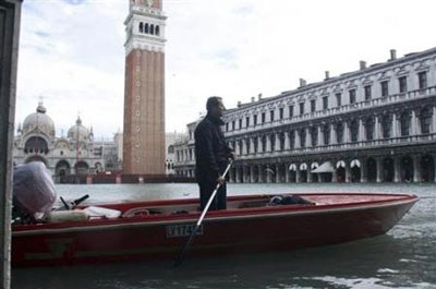 Chùm ảnh: Lụt lớn nhất ở Venice trong vòng hơn 20 năm - 10