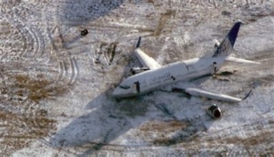 Chùm ảnh: Máy bay Mỹ trượt khỏi đường băng, gần đứt làm đôi - 2