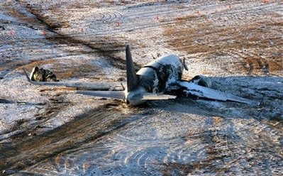 Chùm ảnh: Máy bay Mỹ trượt khỏi đường băng, gần đứt làm đôi - 3