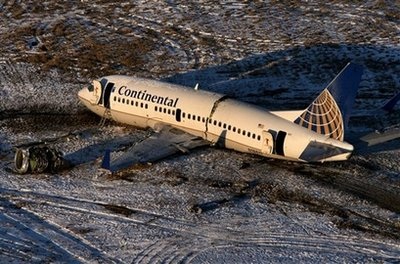 Chùm ảnh: Máy bay Mỹ trượt khỏi đường băng, gần đứt làm đôi - 4