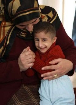 Chùm ảnh: Thăm cậu bé tí hon nhất thế giới - 5 Chùm ảnh: Thăm cậu bé tí hon nhất thế giới - 5