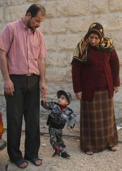 Chùm ảnh: Thăm cậu bé tí hon nhất thế giới - 9 Chùm ảnh: Thăm cậu bé tí hon nhất thế giới - 9