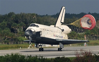 Chùm ảnh: Tàu vũ trụ Atlantis trở về trái đất an toàn - 8 Chùm ảnh: Tàu vũ trụ Atlantis trở về trái đất an toàn - 8