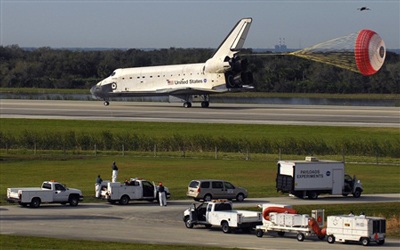 Chùm ảnh: Tàu vũ trụ Atlantis trở về trái đất an toàn - 9 Chùm ảnh: Tàu vũ trụ Atlantis trở về trái đất an toàn - 9