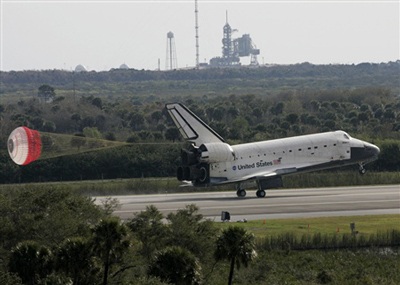 Chùm ảnh: Tàu vũ trụ Atlantis trở về trái đất an toàn - 10 Chùm ảnh: Tàu vũ trụ Atlantis trở về trái đất an toàn - 10