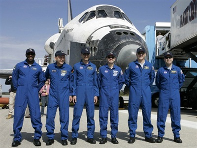 Chùm ảnh: Tàu vũ trụ Atlantis trở về trái đất an toàn - 12 Chùm ảnh: Tàu vũ trụ Atlantis trở về trái đất an toàn - 12