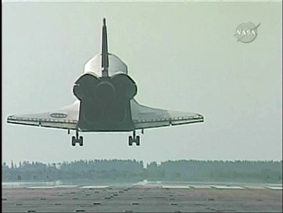 Chùm ảnh: Tàu vũ trụ Atlantis trở về trái đất an toàn - 3 Chùm ảnh: Tàu vũ trụ Atlantis trở về trái đất an toàn - 3