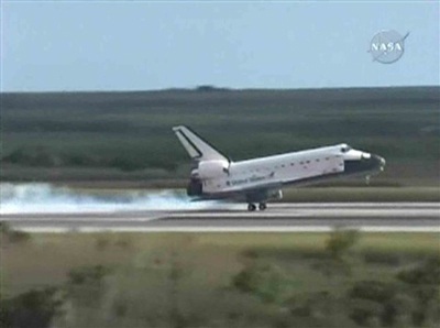 Chùm ảnh: Tàu vũ trụ Atlantis trở về trái đất an toàn - 5 Chùm ảnh: Tàu vũ trụ Atlantis trở về trái đất an toàn - 5