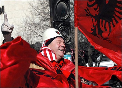 Hân hoan ở Kosovo, giận dữ ở Serbia - 1 Hân hoan ở Kosovo, giận dữ ở Serbia - 1