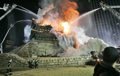 Lửa cháy thiêu rụi cổng thành hơn 600 tuổi ở Seoul - 2