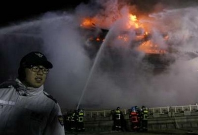 Lửa cháy thiêu rụi cổng thành hơn 600 tuổi ở Seoul - 3