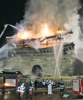 Lửa cháy thiêu rụi cổng thành hơn 600 tuổi ở Seoul - 4