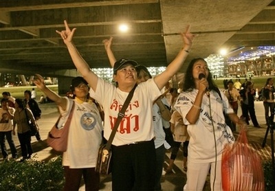 Chùm ảnh: Cựu Thủ tướng Thaksin trở về Thái Lan - 8