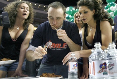 Chùm ảnh: Xem "Vua" cánh gà trình diễn - 2 Chùm ảnh: Xem "Vua" cánh gà trình diễn - 2