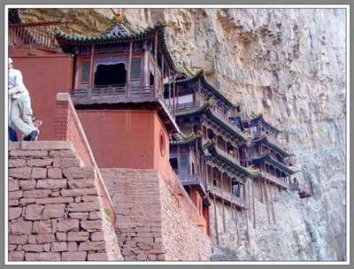 Thăm ngôi chùa 1.400 tuổi treo trên vách đá  - 4