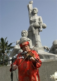 Chùm ảnh: Tưởng niệm 40 năm vụ thảm sát Mỹ Lai - 3 Chùm ảnh: Tưởng niệm 40 năm vụ thảm sát Mỹ Lai - 3