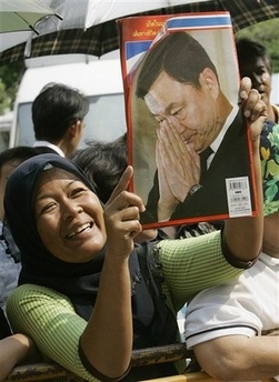 Cựu Thủ tướng Thaksin xuất hiện trong phiên tòa đầu tiên - 3 Cựu Thủ tướng Thaksin xuất hiện trong phiên tòa đầu tiên - 3