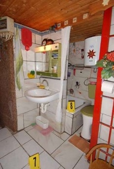 Những “khuất tất” trong vụ cha hãm hiếp, giam cầm con 24 năm ở Áo (2) - 2 Những “khuất tất” trong vụ cha hãm hiếp, giam cầm con 24 năm ở Áo (2) - 2
