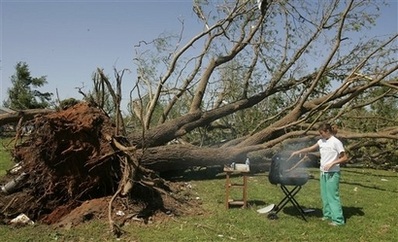 Bão lốc tàn phá miền trung Mỹ, 21 người thiệt mạng - 1