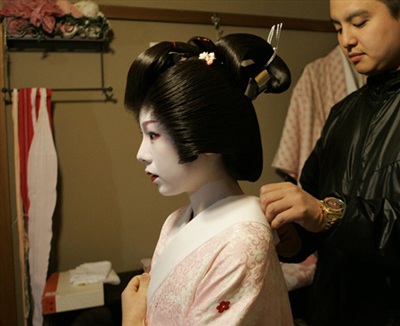Chùm ảnh: Kỳ công mặc kimono của geisha - 1