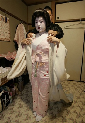 Chùm ảnh: Kỳ công mặc kimono của geisha - 2