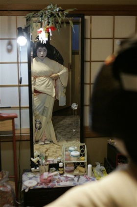 Chùm ảnh: Kỳ công mặc kimono của geisha - 3