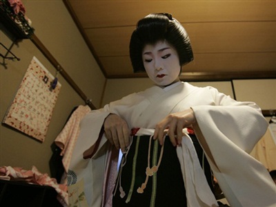 Chùm ảnh: Kỳ công mặc kimono của geisha - 5