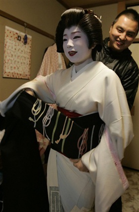 Chùm ảnh: Kỳ công mặc kimono của geisha - 6