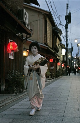 Chùm ảnh: Kỳ công mặc kimono của geisha - 7