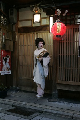 Chùm ảnh: Kỳ công mặc kimono của geisha - 8