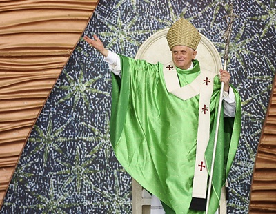 Phong cách thời trang của Giáo hoàng Benedict - 1