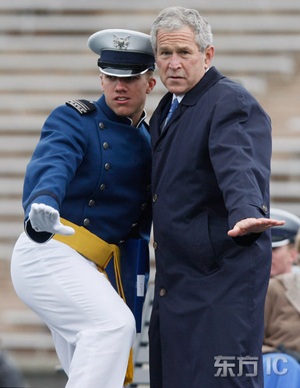 Chùm ảnh: Tổng thống Bush “độ ngực” - 5