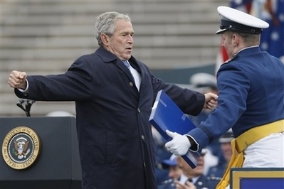 Chùm ảnh: Tổng thống Bush “độ ngực” - 1