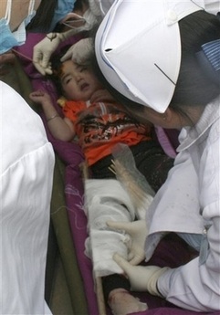 Chùm ảnh: Sự sống từ trong đống đổ nát - 13