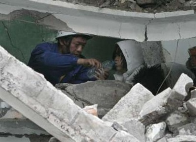 Chùm ảnh: Sự sống từ trong đống đổ nát - 16