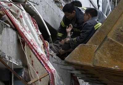 Chùm ảnh: Sự sống từ trong đống đổ nát - 21