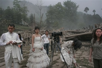 Chụp ảnh cưới trong động đất - 2 Chụp ảnh cưới trong động đất - 2