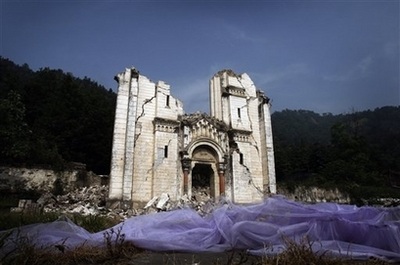 Chụp ảnh cưới trong động đất - 8 Chụp ảnh cưới trong động đất - 8