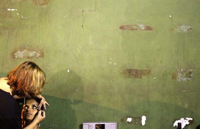 Chùm ảnh: Thời trang “gái bán hoa” - 1 Chùm ảnh: Thời trang “gái bán hoa” - 1